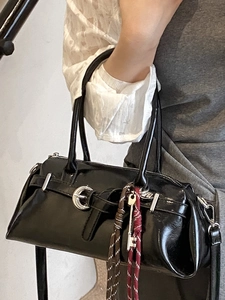 Sac Boston femme en cuir brillant noir avec boucle argentée et porte-clés tressé