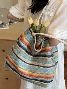 Sac fourre-tout tissé à rayures colorées avec anses en corde blanche et grande capacité