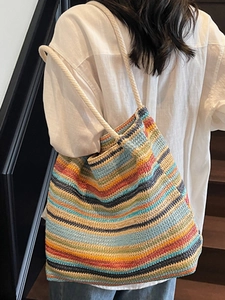 Sac fourre-tout tissé à rayures arc-en-ciel avec des anses en corde de coton blanche