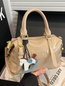Sac à Main Boston en Cuir PU Rétro pour Femmes Lettres Gaufrées Sac Bandoulière Avec Pendentif Cheval Sac Fourre-Tout Simple