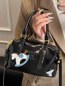 Sac Boston minimaliste en cuir verni noir avec lettres embossées et charm cheval