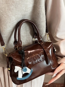 Sac Boston marron brillant avec lettrage embossé et charmant pendentif de cheval