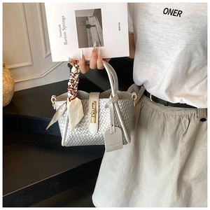 Détails de la texture tissée argentée du sac en PU avec foulard et fermoir pivotant