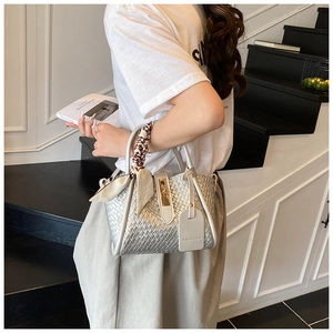 Sac seau tissé argenté avec poignée en foulard de soie et fermoir doré rotatif