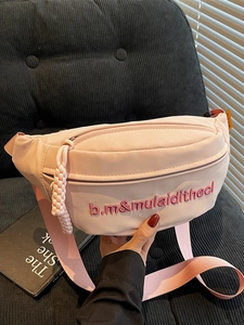 Sac bandoulière rose style urbain avec broderie magenta et sangle réglable