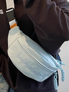 Sac de poitrine en toile bleu clair avec broderie et sangle réglable en nylon gris