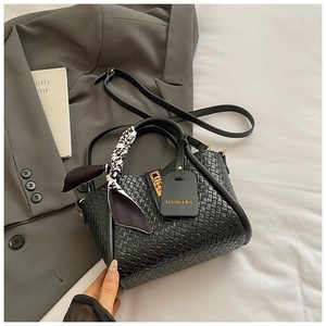 Détail du sac cabas tissé noir avec foulard en soie décoratif et bandoulière amovible