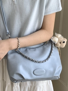Minimalist light blue large capacity tote bag with chain strap and teddy bear charm