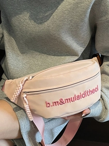 Sac bandoulière rose avec broderie 3D et sangle réglable pour un style urbain chic