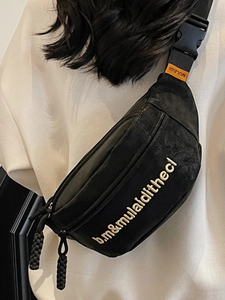 Sac bandoulière noir style urbain avec broderie jaune et détail de sangle orange