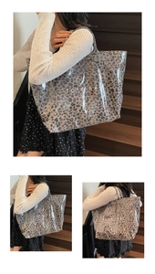 Détail du sac cabas léopard avec une couche externe en PVC transparent et intérieur spacieux