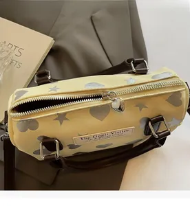 Dettaglio della borsa Boston con stampa a cuore, tela e manico in pelle marrone