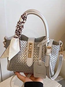 Sac Seau Elégant en Similicuir PU Tissé pour Femmes Sac à Bandoulière Tressé Avec Décoration de Foulard Sac Vintage