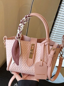 Sac seau tissé rose avec poignée en foulard de soie et détails dorés pour le bureau