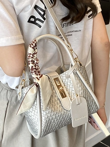 Sac seau tissé argenté avec fermoir métal, bandoulière et foulard en soie sur la poignée