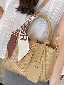 Sac seau tressé kaki élégant avec foulard décoratif et détails en métal doré