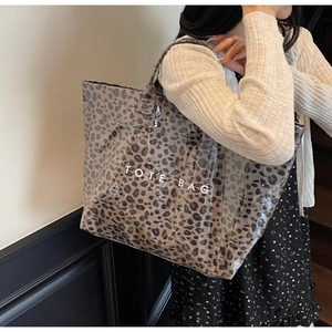 Vue détaillée du sac cabas en PVC transparent imperméable avec doublure léopard