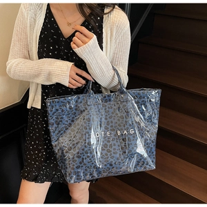 Détail du sac cabas léopard avec revêtement imperméable et texte imprimé TOTE BAG