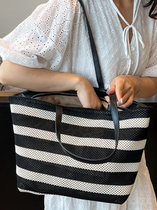 Sac fourre-tout tissé à rayures noires et blanches avec anses cuir pour plage d'été