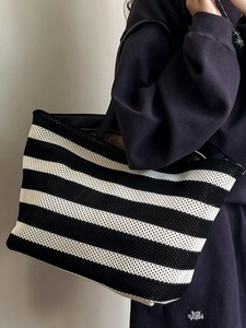 Sac fourre-tout rayé noir et blanc en maille pour femme avec bandoulières en cuir souple