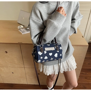 Dettaglio della borsa Boston blu navy con stampa a cuore e manici in pelle donna