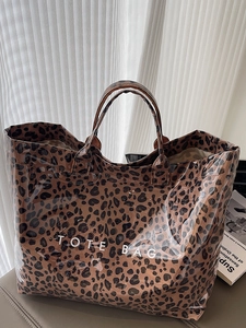 Sac fourre-tout rétro léopard avec finition brillante imperméable et grand volume
