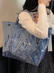 Grand sac cabas léopard bleu et marron avec texte TOTE BAG et design vintage tendance