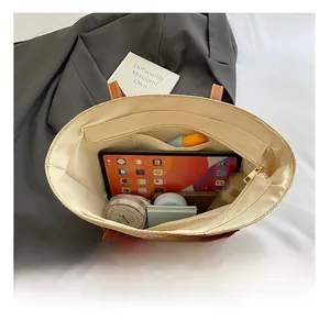 Innenansicht der beigen geflochtenen Tasche mit Platz für iPad und Kosmetikartikel