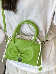 Borsa a mano verde con fiocco, borsa interna con coulisse e ciondolo a forma di cuore