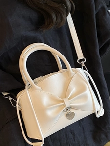 Elegante borsa a mano bianco sporco con fiocco e ciondolo a cuore per look estivo