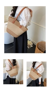 Detailansicht der khakifarbenen Strohtasche mit weißen Streifen und braunen Ledergriffen