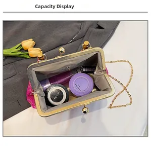 Vista dall'alto della borsa vintage ricamata rosa con ampio scomparto interno per cosmetici