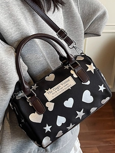 Borsa Boston a tracolla con stampe a cuore e stelle in tessuto nero e pelle marrone