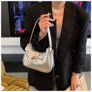 Dettaglio della borsa hobo argento con grappoli di perle e decorazioni con fiocchi in pizzo