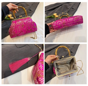 Détails du sac brodé en soie rose avec poignée en bambou et pompon doré