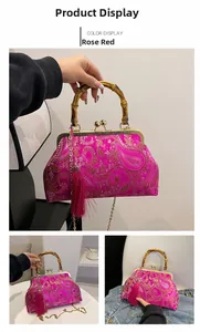 Dettaglio borsa ricamata paisley rosa con manico in bambù e nappa di seta