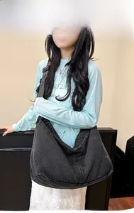 Seitenansicht der großen Denim Hobo Umhängetasche mit Vintage Waschung und viel Platz
