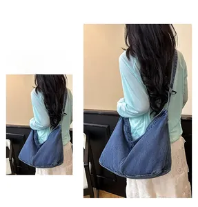 Detailansicht der großen Denim Hobo-Tasche mit Vintage-Waschung und breitem Gurtband