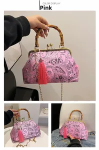 Dettagli della borsa ricamata paisley rosa con manico in bambù e telaio dorato