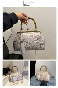 Dettaglio borsa jacquard paisley argento con manico in bambù, nappe e catena in metallo