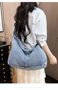 Detailansicht der geräumigen Umhängetasche aus gewaschenem Denim mit breitem Schultergurt