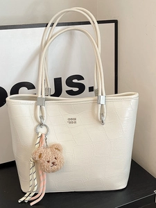 Sac Fourre-tout Femme en Cuir PU Gaufré Crocodile Grande Capacité Sac à Bandoulière Mode Avec Pendentif Ours en Peluche et Foulard