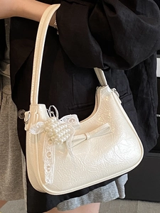 Borsa sottobraccio bianco crema con fiocco e ciondolo in pizzo perlato da donna