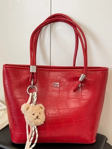 Sac cabas rouge à motif crocodile avec logo métallique et porte-clés ours en peluche