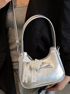 Borsa hobo argento metallizzato con pieghe, ciondolo di perle e tracolla regolabile