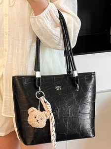 Grand sac cabas noir motif crocodile avec charm ours en peluche et boucles argent