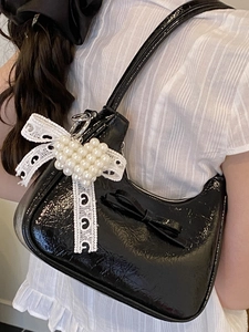 Elegante borsa baguette in pelle verniciata nera con ciondolo a cuore e fiocco in pizzo