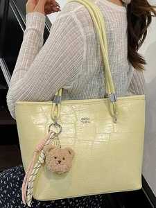 Grand sac cabas jaune clair à effet crocodile avec charme d'ours et logo métal