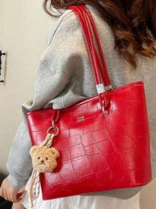 Grand sac cabas rouge motif crocodile avec pendentif ours pour le shopping quotidien