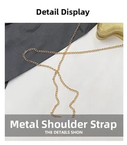 Nahaufnahme der goldenen Metall-O-Kette für die Mini-Umhängetasche mit Stern